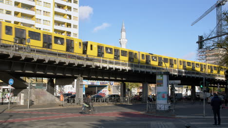 Metro-Amarillo-Frente-A-La-Mezquita-En-Kottbusser-Tor-En-Berlín-Kreuzberg