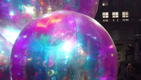 Vida-Nocturna-Pública-En-La-Obra-De-Arte-De-Burbujas-Brillantes-Evanescentes-En-Exchange-Flags-Square-Nelson-Monument-Liverpool-River-Of-Light-Show