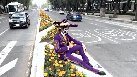 Aufnahme-Eines-Als-Catrin-Verkleideten-Herrn-In-Der-Reforma-Avenue-Während-Des-Dia-De-Muertos-In-Mexiko-Stadt
