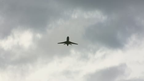 Avión-Volando-Directamente-Por-Encima-De-La-Cabeza-En-Un-Día-Nublado-Handheld-Calgary-Alberta-Canada