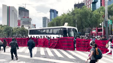 Foto-Frontal-De-Estudiantes-Bloqueando-La-Avenida-Reforma-De-La-Ciudad-De-México-En-Manifestación