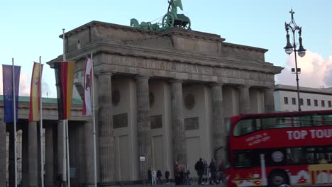 Los-Turistas-Disfrutan-Visitando-La-Puerta-De-Brandenburgo-En-Berlín,-Alemania