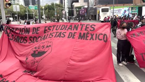 Frontalaufnahme-Von-Studenten,-Die-Ihr-Petitionsdokument-Während-Einer-Demonstration-In-Mexiko-Stadt-Zeigen