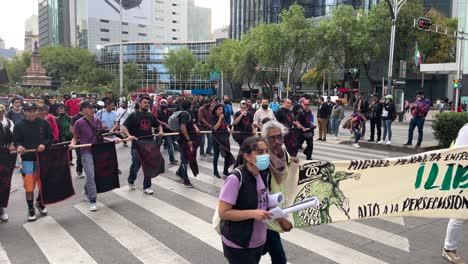 Vorderansicht-Einer-Friedlichen-Demonstration-In-Zeitlupe-In-Mexiko-Stadt