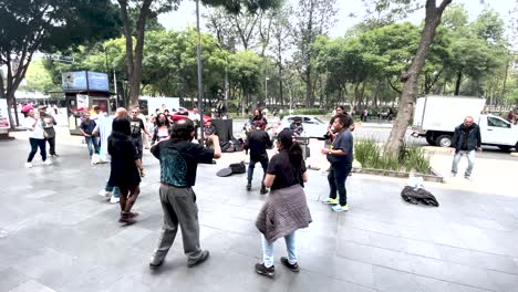 Aufnahme-Von-Menschen,-Die-Auf-Der-Straße-In-Mexiko-Stadt-Tanzen