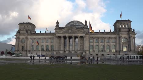 Tourists-enjoy-visiting-the-Reichstag-in-central-Berlin,-Germany