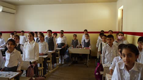 Escolares-Uniformados-En-Erbil,-Kurdistán,-Irak,-De-Pie-En-Un-Aula.