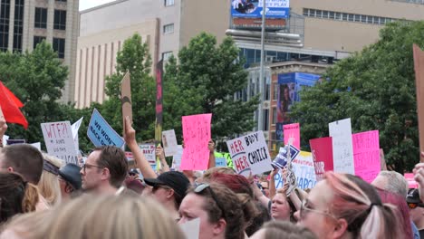Demonstranten-Versammeln-Sich-Im-Ohio-Statehouse,-Um-Gegen-Den-Obersten-Gerichtshof-Zu-Protestieren,-Der-Roe-Vs