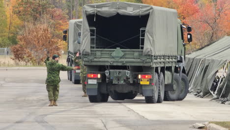 Kanadische-Militärlastwagen,-Die-Am-Ort-Der-Letzten-Ehre-Der-Polizeibeerdigung-In-Barrie-Parken