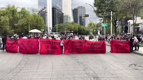 Foto-Frontal-De-Estudiantes-Bloqueando-La-Avenida-Principal-De-La-Ciudad-De-México-En-Manifestación