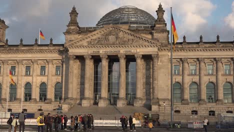 Tourists-visiting-the-Reichstag-in-Berlin,-Germany.-15.10.22