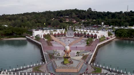 Plaza-Del-águila-En-Dataran-Lang,-Una-Atracción-Hecha-Por-El-Hombre-En-Malasia