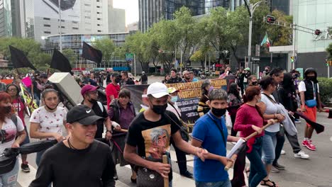 Frontale-Zeitlupenaufnahme-Eines-Studentenstreiks-In-Mexiko-Stadt