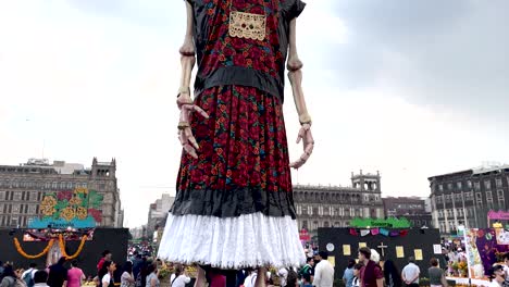Tiro-De-Cráneo-Vestido-Con-El-Traje-Tradicional-De-Michoacán-En-El-Zócalo-De-La-Ciudad-De-México-Durante-El-Dia-De-Muertos