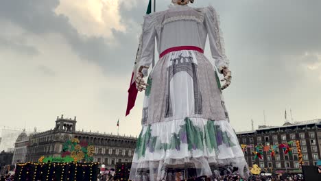 Schuss-Eines-Schädels-In-Der-Traditionellen-Tracht-Von-Guanajuato-Auf-Dem-Zocalo-Von-Mexiko-stadt-Während-Dia-De-Muertos