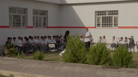 Schulkinder-Und-Lehrer-In-Einem-öffentlichen-Schulhof-In-Erbil,-Kurdistan-Irak