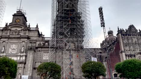 Schuss-Von-Maurern-Während-Der-Renovierungsarbeiten-Der-Kathedrale-Von-Mexiko-Stadt