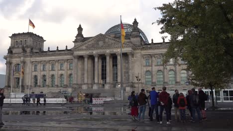 Tourists-enjoy-visiting-the-Reichstag-in-Berlin,-Germany