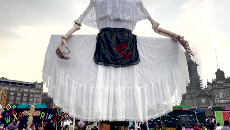 shot-of-skull-dressed-in-the-traditional-white-custome-in-the-zocalo-of-mexico-city-during-dia-de-muertos