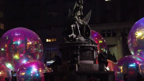 Obra-De-Arte-De-Burbujas-Brillantes-Fluorescentes-Evanescentes-En-Exchange-Flags-Square-Monumento-A-Nelson-Liverpool-River-Of-Light-Show