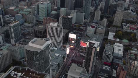 Luftaufnahme-Von-Beleuchteten-Werbetafeln-In-Der-Innenstadt-Von-Toronto,-Kanada,-Während-Des-Sonnenuntergangs