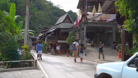Busy-Mae-Kampong-village-near-Chiang-Mai-with-many-tourists