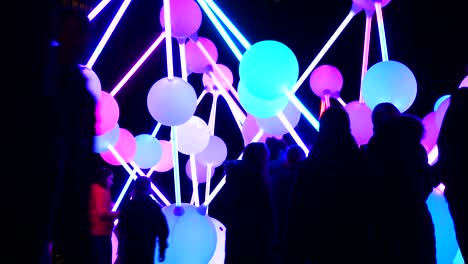 Menschen-Interagieren-Mit-Neonbeleuchteten-Affinity-Neuron-Kunstwerken,-Chavasse-Park,-Liverpool-River-Of-Light