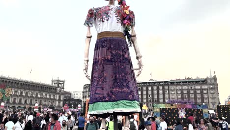 Schuss-Eines-Schädels,-Der-Während-Des-Dia-De-Muertos-Auf-Dem-Zocalo-Von-Mexiko-Stadt-Im-Traditionellen-Lila-Kostüm-Gekleidet-Ist