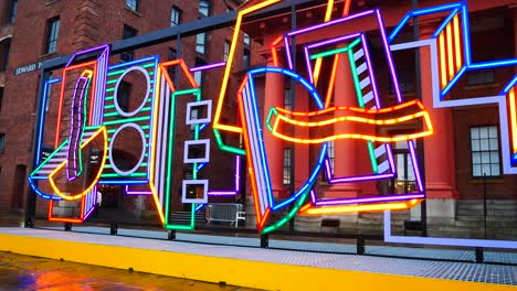Beleuchtetes-Neon-Graffiti-Licht-Kunstwerk-Display-An-Der-Uferpromenade-Der-Stadt-Liverpool