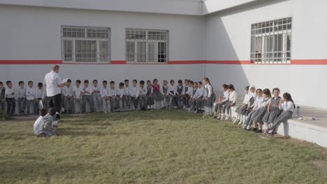 Lehrer,-Der-Mit-Kleinen-Schulkindern-An-Einer-öffentlichen-Schule-In-Erbil,-Kurdistan-Oder-Im-Irak-Spricht