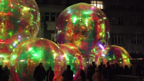 Menschenmenge,-Die-Flüchtig-Leuchtende-Blasenkunstwerke-Am-Exchange-Flags-Square-Nelson-Monument-Liverpool-River-Of-Light-Show-Ansieht