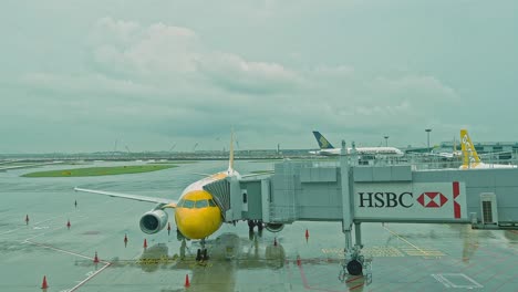 4K-Zeitraffer-Video-Eines-Flugzeugs,-Das-Sich-Auf-Den-Start-Am-Internationalen-Flughafen-In-Kuala-Lumpur-Vorbereitet