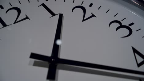 Zeitrafferaufnahme-Einer-Schnell-Tickenden-Uhr