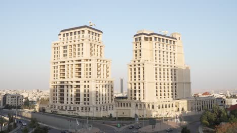 Toma-De-Establecimiento-Del-Hotel-De-Lujo-Ritz-Carlton-Durante-El-Día-En-Amman,-Jordania