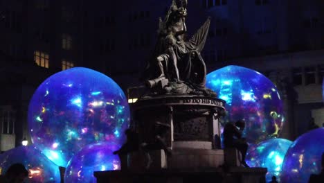 Flüchtig-Leuchtende-Blase-Kunstwerk-Am-Exchange-Flags-Square-Nelson-Monument-Liverpool-River-Of-Light-Public-Display