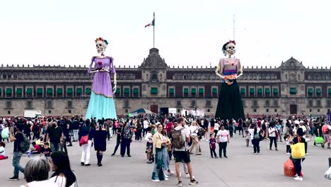 Toma-De-Entrada-Al-Zócalo-De-La-Ciudad-De-México-Durante-La-Celebración-Del-Dia-De-Muertos-Con-Catrinas