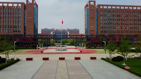 Fliegende-Chinesische-Flagge-In-Zeitlupe,-Aufgenommen-An-Der-Pekinger-Jiaotong-Universität-Im-Jahr-2020