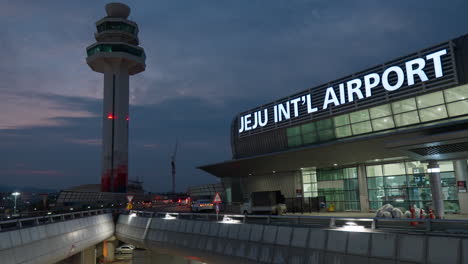 Der-Flugkontrollturm-Des-Internationalen-Flughafens-Jeju-Blinkt-Nachts-Ein-Rotes-Lichtwarnsignal