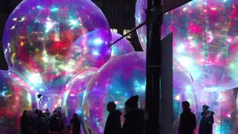 Silhouette-Von-Menschen-Bei-Flüchtig-Leuchtenden-Blasenkunstwerken-Am-Exchange-Flags-Square-Nelson-Monument-Liverpool-River-Of-Light-Show