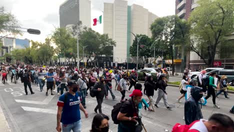 Vista-Frontal-En-Cámara-Lenta-De-Una-Manifestación-Pacífica-Frente-Al-Senado-De-La-República-En-La-Ciudad-De-México