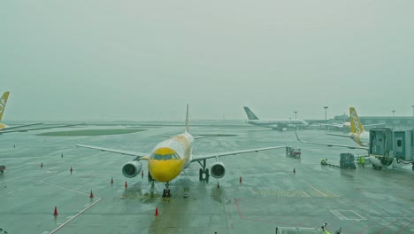 Zeitraffervideo-Eines-Flugzeugs,-Das-Sich-Für-Den-Start-Auf-Dem-Internationalen-Flughafen-Vorbereitet
