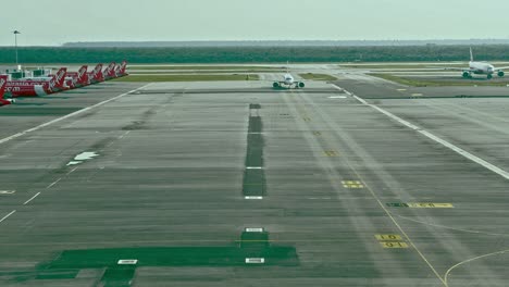 Zeitraffer-Von-Geparkten-Flugzeugen-Am-Terminal,-Die-Für-Den-Nächsten-Flug-In-Der-Nähe-Von-Kuala-Lumpur-Vorbereitet-Werden