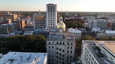 Savannah-Georgia-Antenne-Zur-Aufnahme-über-Die-Kuppel-Des-Rathauses-Und-Die-Usa-flagge