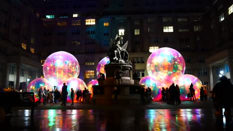 Flüchtig-Leuchtende-Blase-Kunstwerk-Am-Exchange-Flags-Square-Nelson-Monument-Liverpool-River-Of-Light-Show-Nachtleben