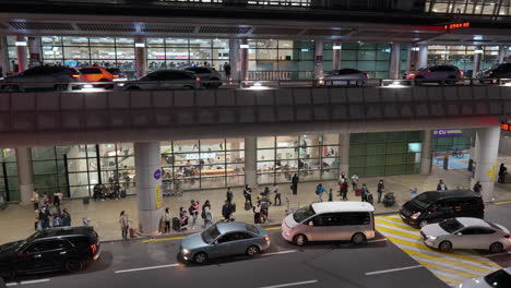 Passagiere,-Die-Nachts-Im-Warte--Und-Ladebereich-Des-Internationalen-Flughafens-Jeju-In-Der-Stadt-Jeju,-Südkorea,-Auf-Autodienste-Warten
