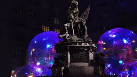 Ilustraciones-De-Burbujas-Brillantes-Evanescentes-Iluminadas-En-Exchange-Flags-Square-Nelson-Monument-Liverpool-River-Of-Light-Show