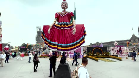 Tiro-De-Cráneo-Vestido-Con-La-Tradicional-Costumbre-Roja-En-El-Zócalo-De-La-Ciudad-De-México-Durante-El-Dia-De-Muertos