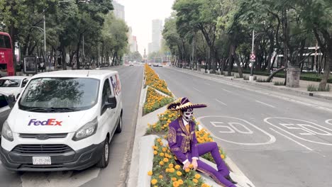 shot-of-gentleman-dressed-as-catrin-in-reforma-avenue-during-the-day-of-the-dead