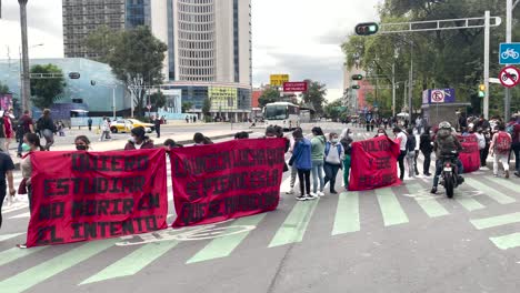 Frontale-Aufnahme-Einer-Studentenblockade-Auf-Der-Avenida-Reforma-In-Mexiko-stadt