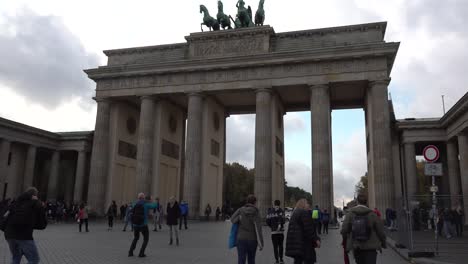 Los-Turistas-Disfrutan-Visitando-La-Puerta-De-Brandenburgo-En-Berlín,-Alemania
